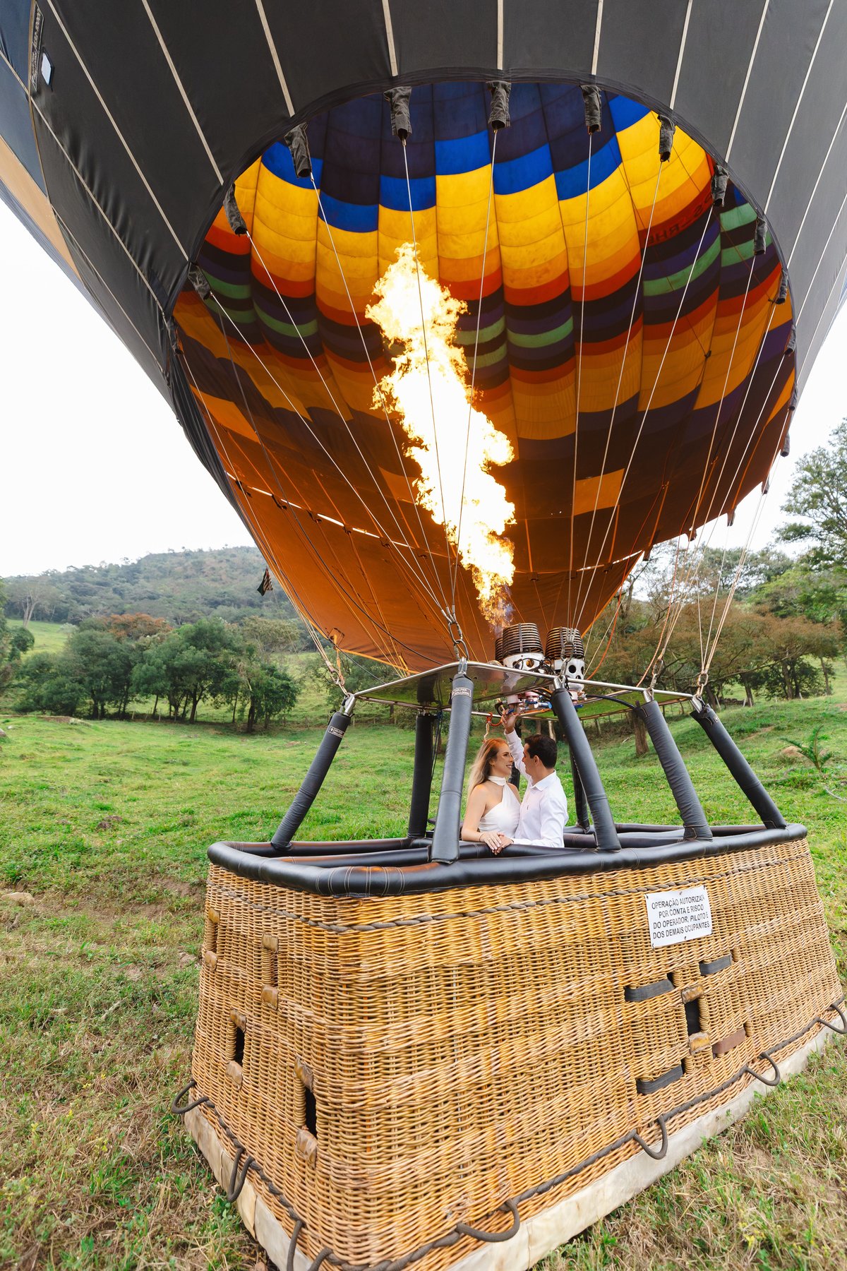 Fotografia de balão de ar quente decolando com casal em Brumadinho