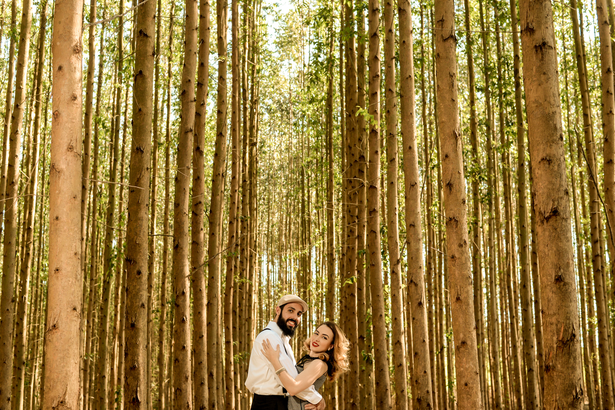 casal sorrindo bem descontraído na plantação de eucaliptos feito em holembra cidade das flores 