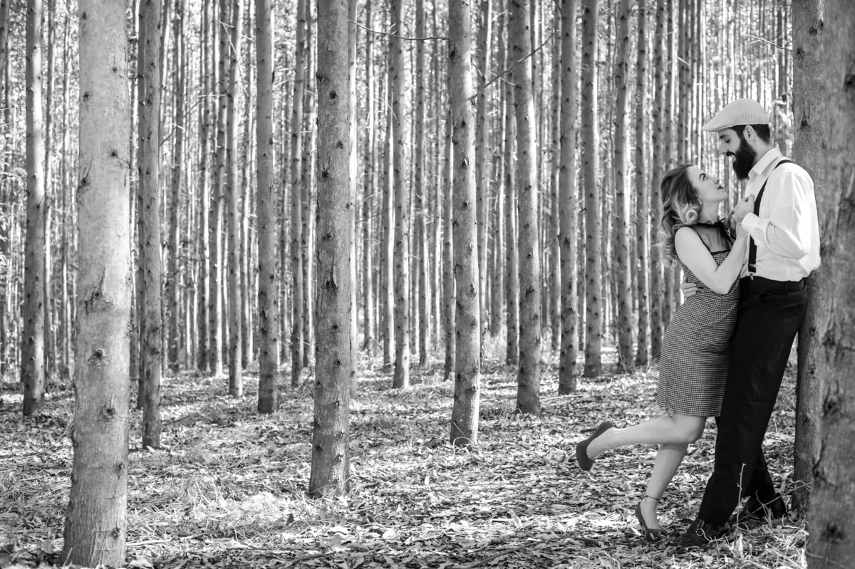 aquela foto do casal bem juntinho no ensaio de pre-wedding no meio da plantação de eucaliptos em Holambra foto feita em preto e branco 