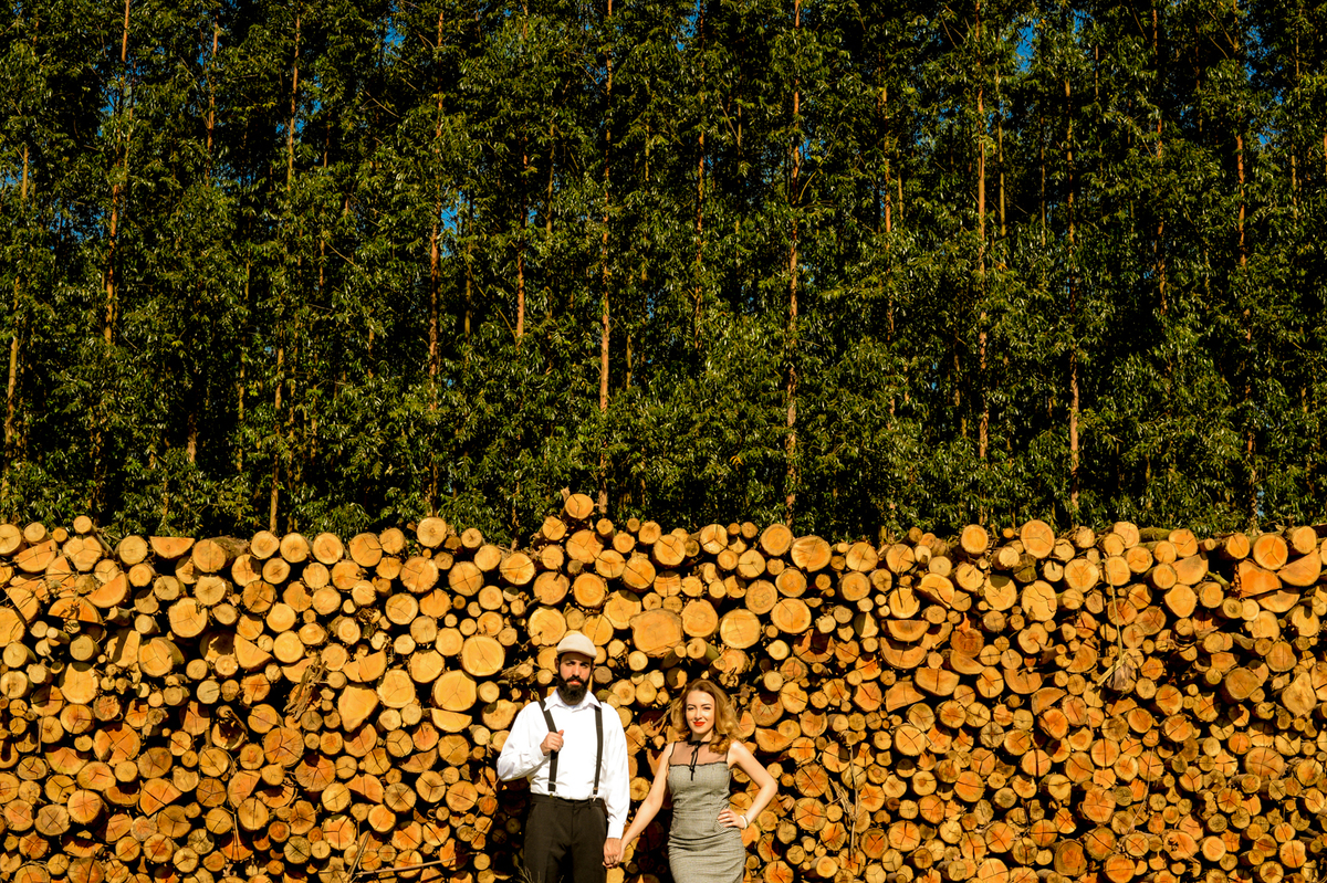 foto minimalista de pre-wedding feita na plantação de eucaliptos feito em Holambra cidade das flores 
