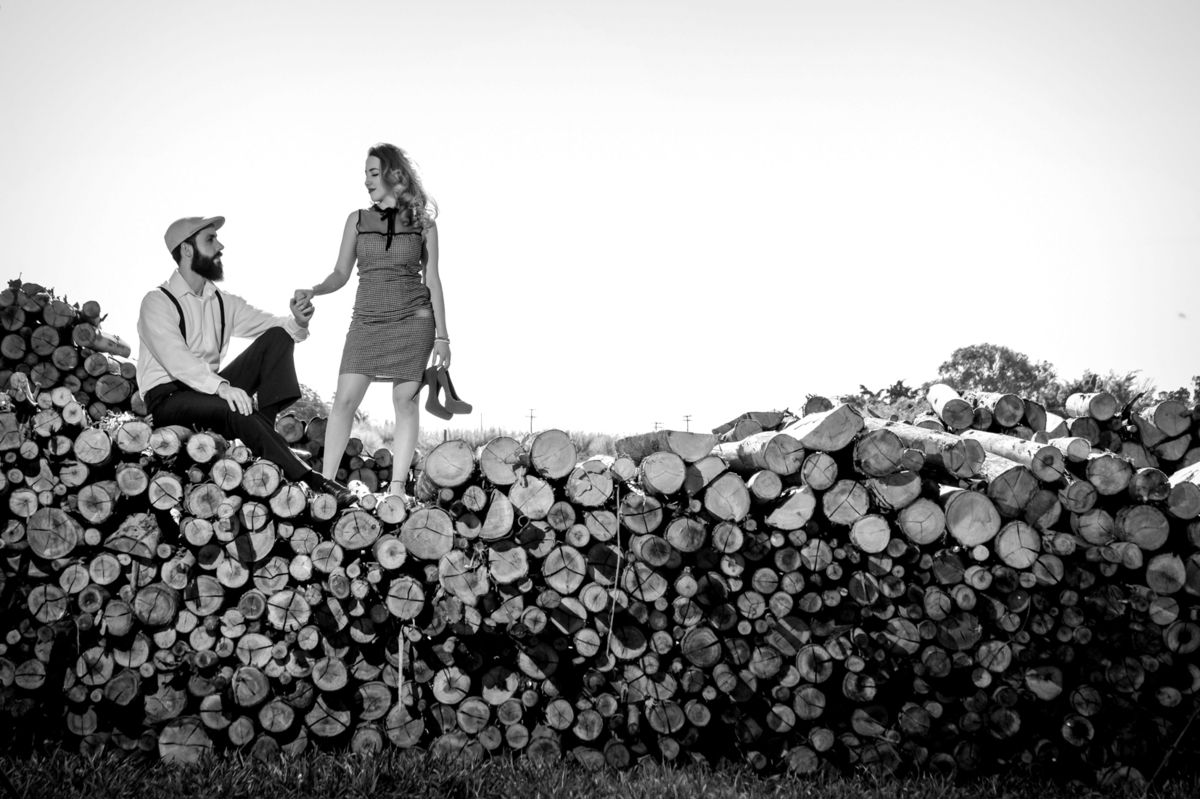 aquela foto do casal bem juntinho no ensaio de pre-wedding no meio da plantação de eucaliptos em Holambra foto feita em preto e branco 