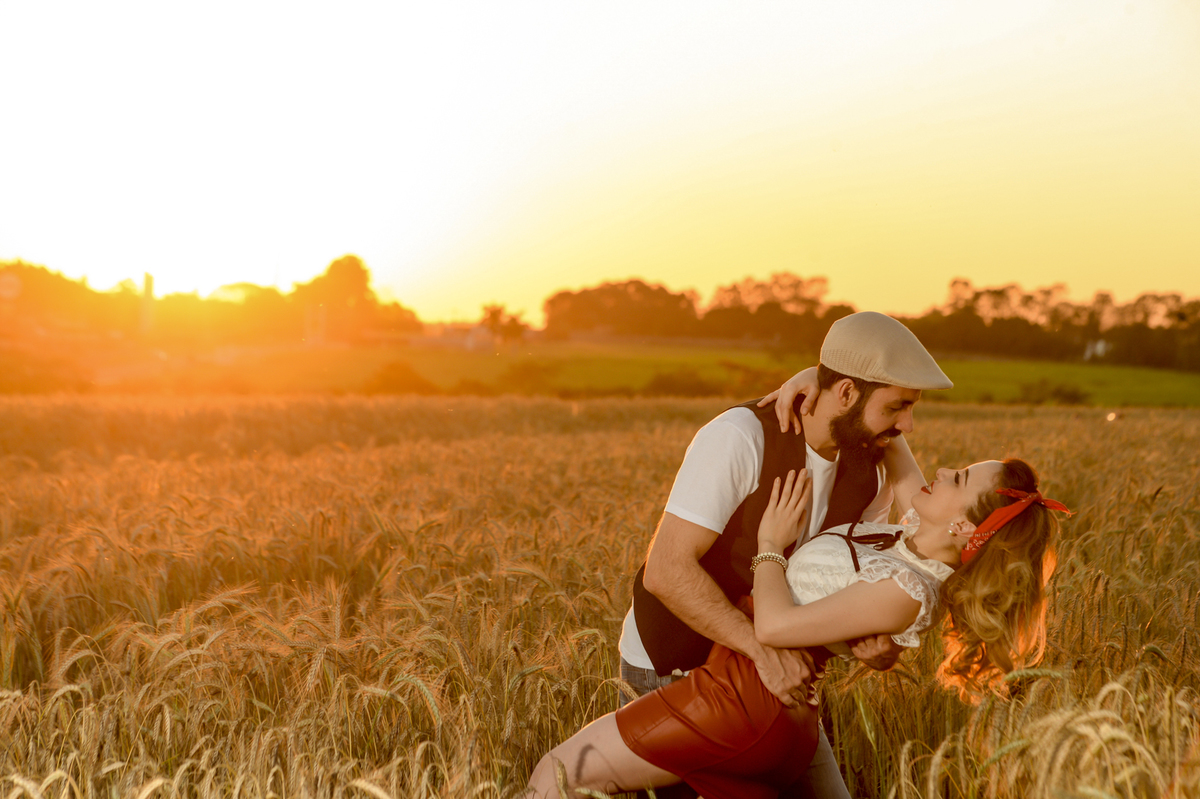 casal junto no ensaio de pre-wedding em uma plantação de trigo feita no por do sol em Holambra cidade das flores 
