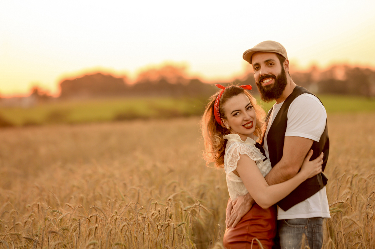 casal junto no ensaio de pre-wedding em uma plantação de trigo feita no por do sol em Holambra cidade das flores 