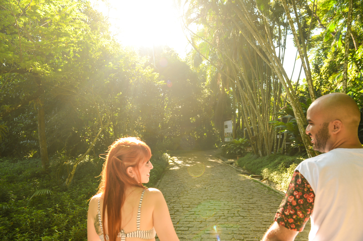 caminhando em direção da praia unidos andando de maos dadas um olhando para  o outro 