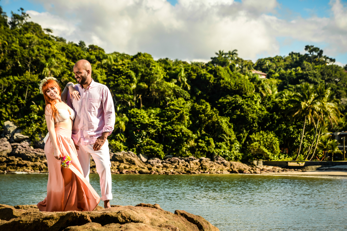 momento modelo feito na praia do guaruja com o mar de fundo e toda vegetação 