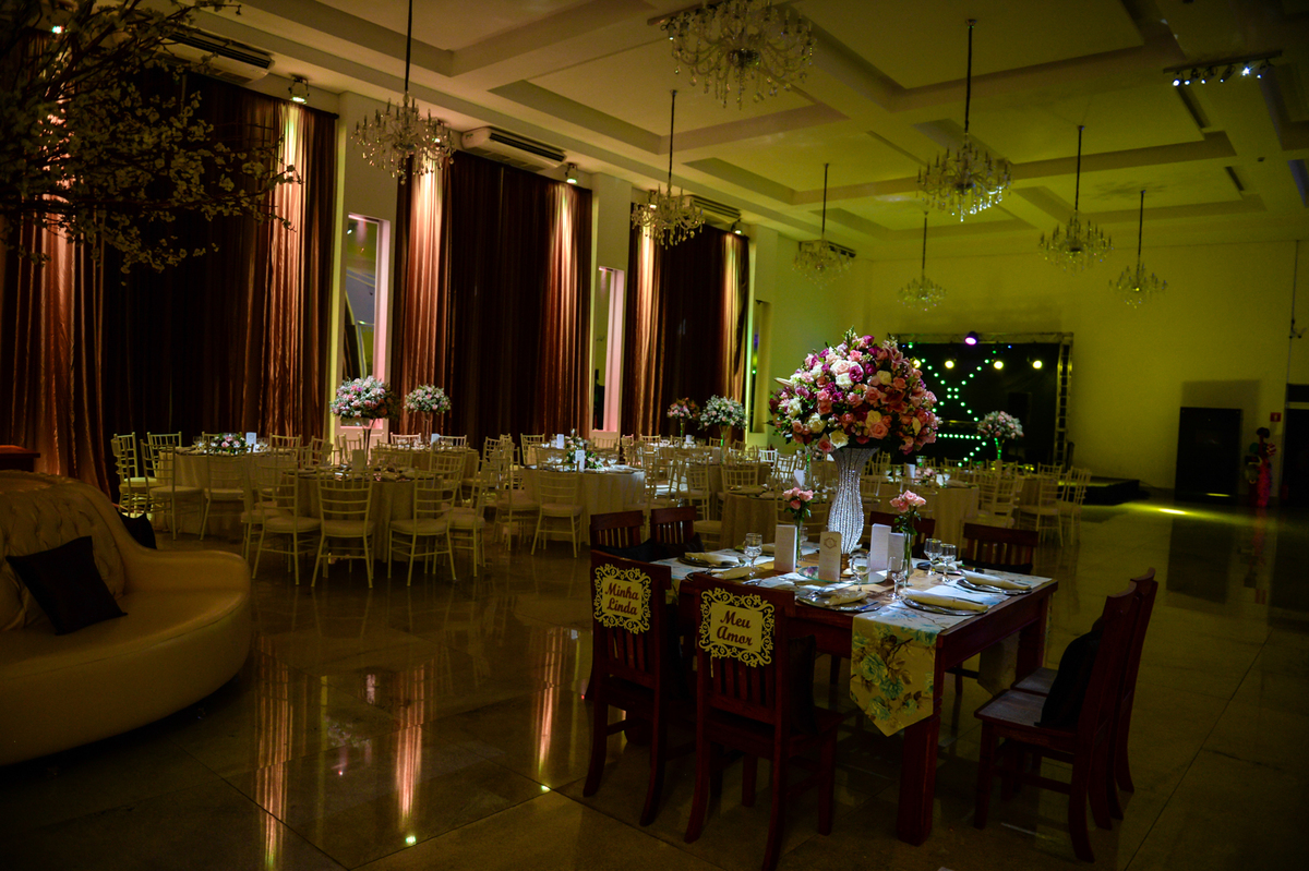 buffet le marie todo decorado com as mesas decoradas com flores e iluminação cenicas 