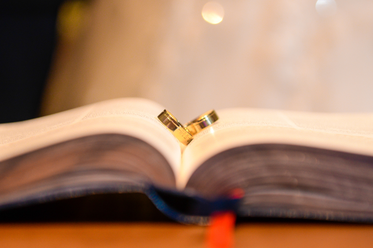 foto a biblia com a alinca no meio 