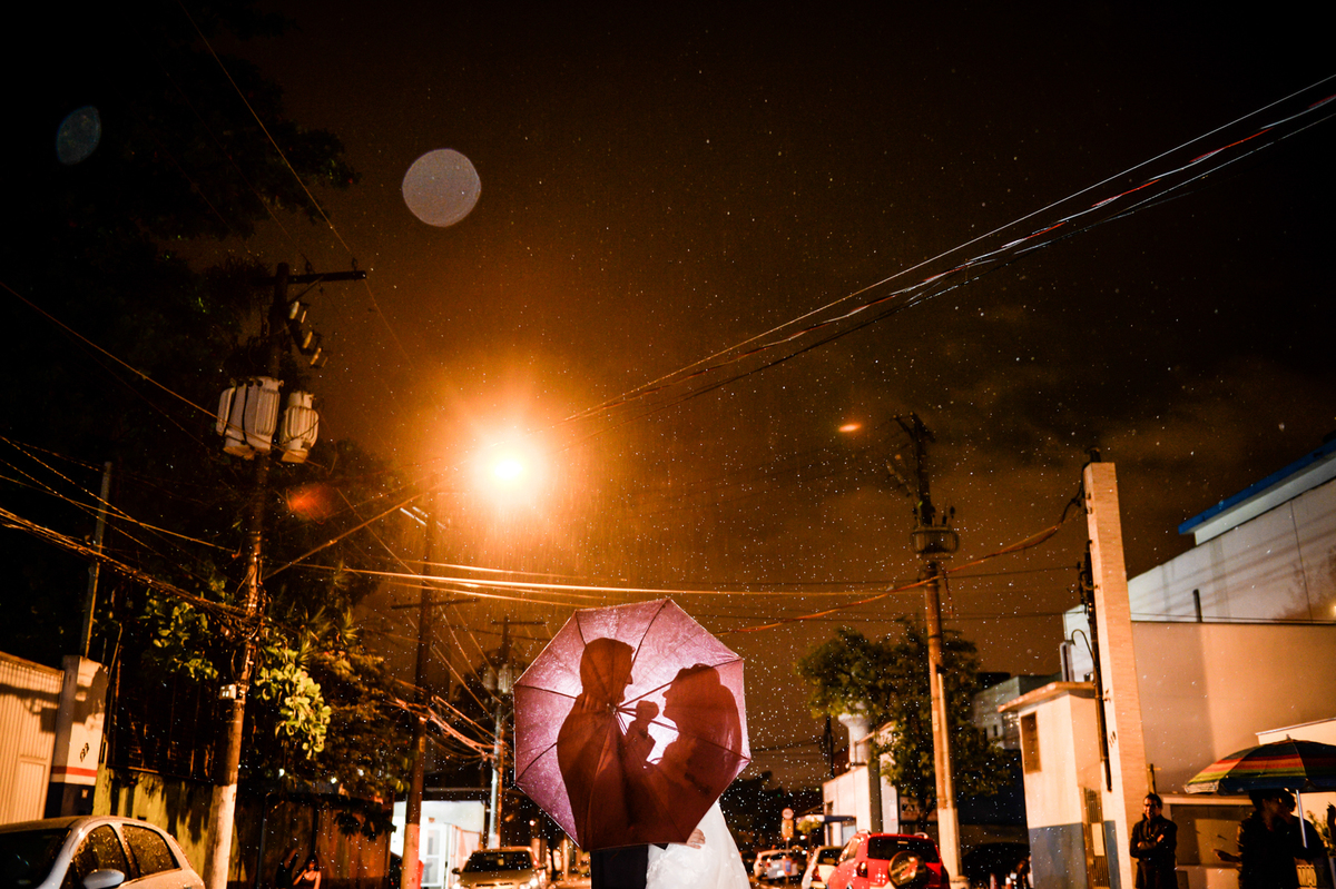 foto feita com um silhueta na chuva com ajuda do guarda chuva 