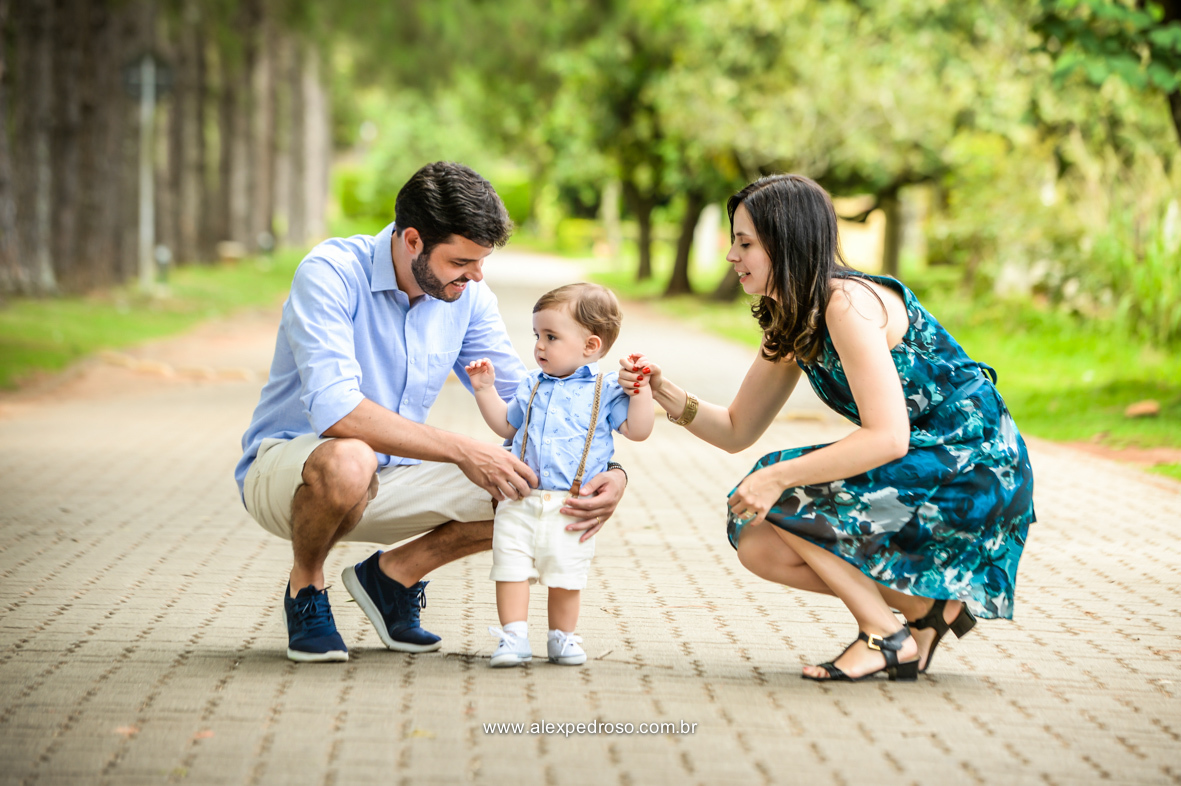 pai olhando para o filho e mae também bem juntos todas abaixados na altura da criança