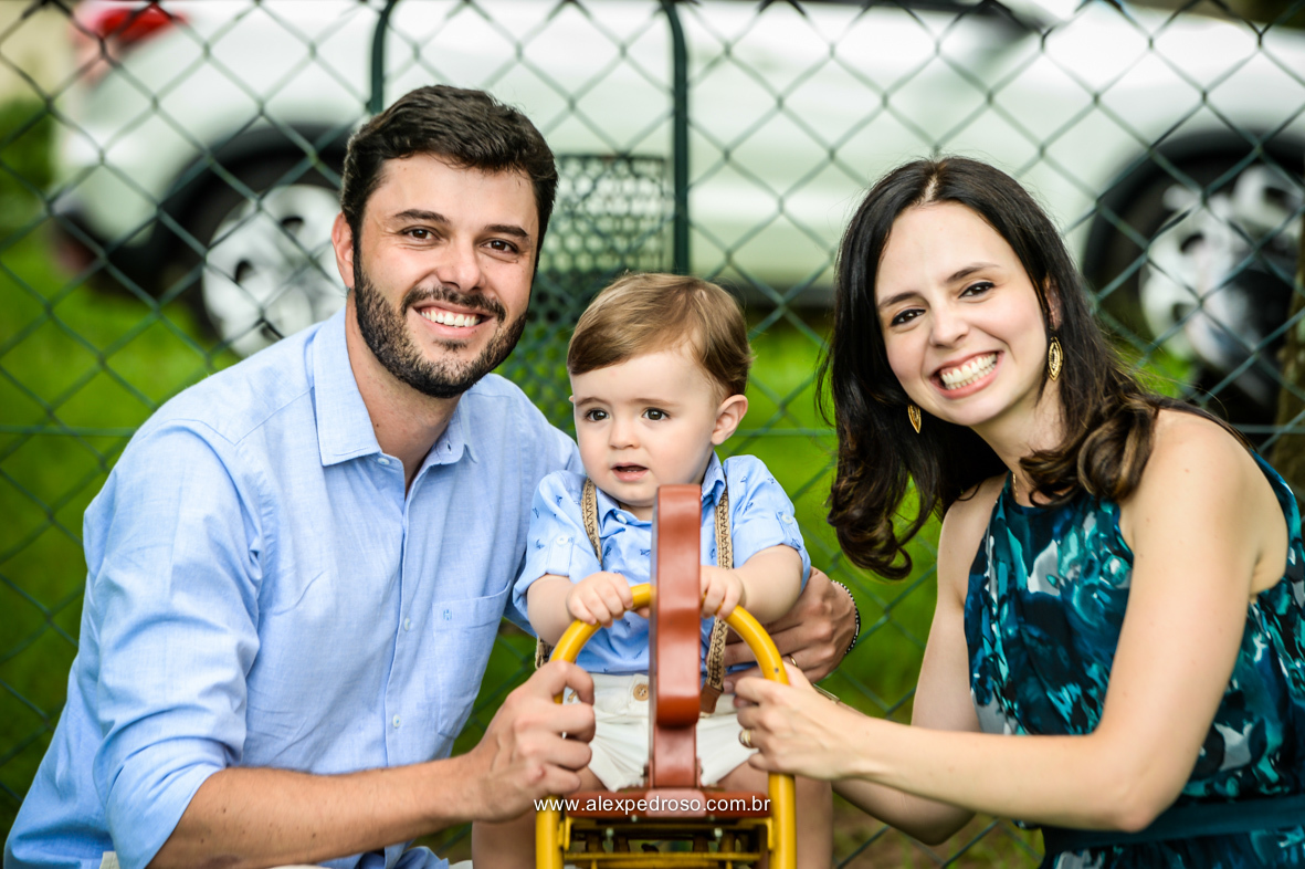 pai filho e mae todos sorridentes brincando na balança colorida momento bem descontraído