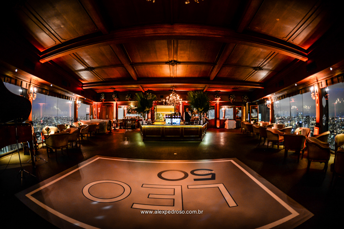 foto da pista l do restaurante Terraço Italia que fico no predio circulo Italiano no centro de sao Paulo onde se tem a vista de sao paulo 