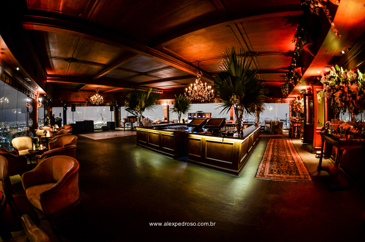 foto da pista l do restaurante Terraço Italia com a visão a noite da cidade de sao paulo que fico no predio circulo Italiano no centro de sao Paulo onde se tem a vista de sao paulo 