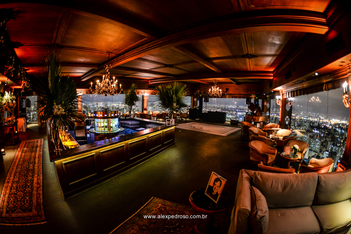 foto da pista l do restaurante Terraço Italia com a visão a noite da cidade de sao paulo que fico no predio circulo Italiano no centro de sao Paulo onde se tem a vista de sao paulo 