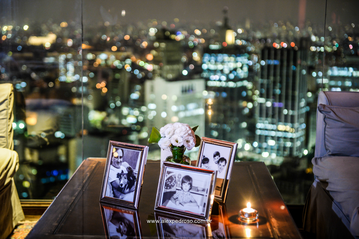 foto dos porta retratos   do restaurante Terraço Italia com a visão a noite da cidade de sao paulo que fico no predio circulo Italiano no centro de sao Paulo onde se tem a vista de sao paulo 