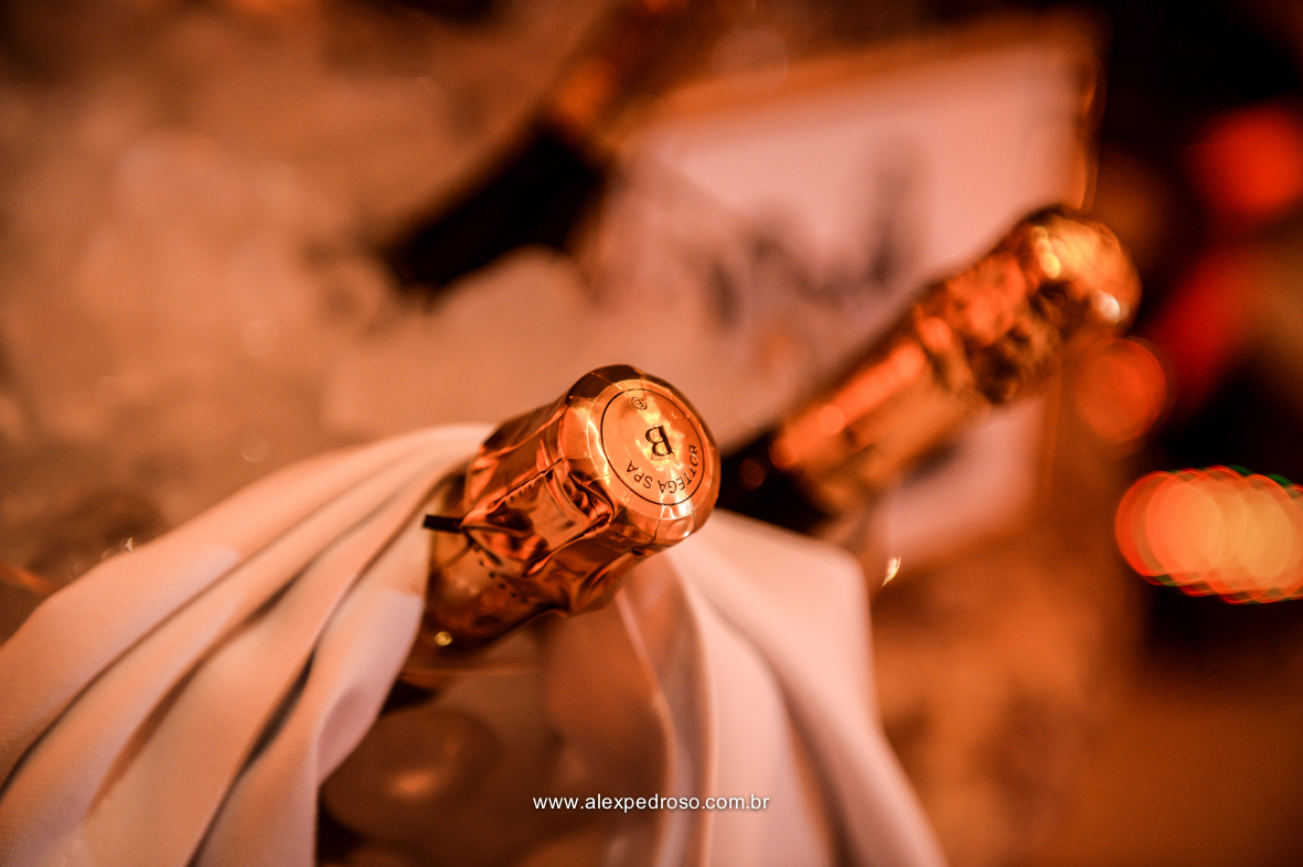 foto do sofa  do restaurante Terraço Italia com a visão a noite da cidade de sao paulo que fico no predio circulo Italiano no centro de sao Paulo onde se tem a vista de sao paulo 