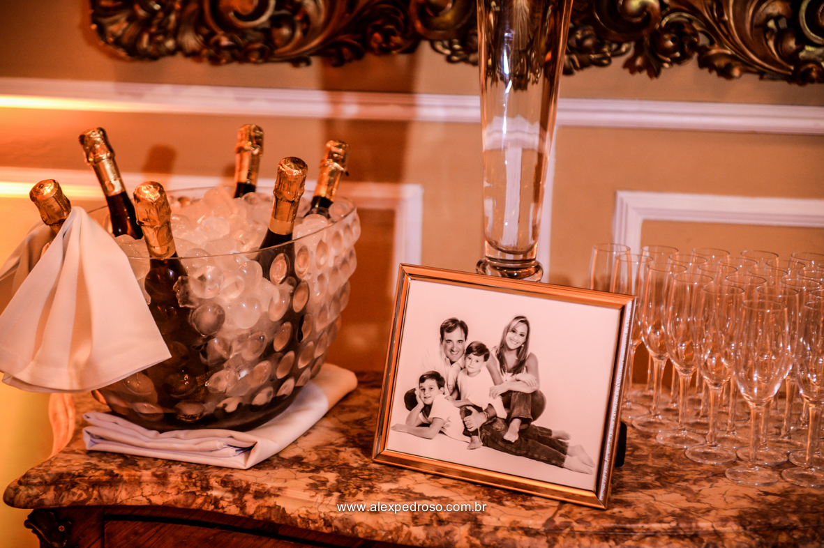 foto da garrafa de champanhe Chandon junto com um porta retrato do aniversariante   do restaurante Terraço Italia com a visão a noite da cidade de sao paulo que fico no predio circulo Italiano no centro de sao Paulo onde se tem a vista de sao paulo 