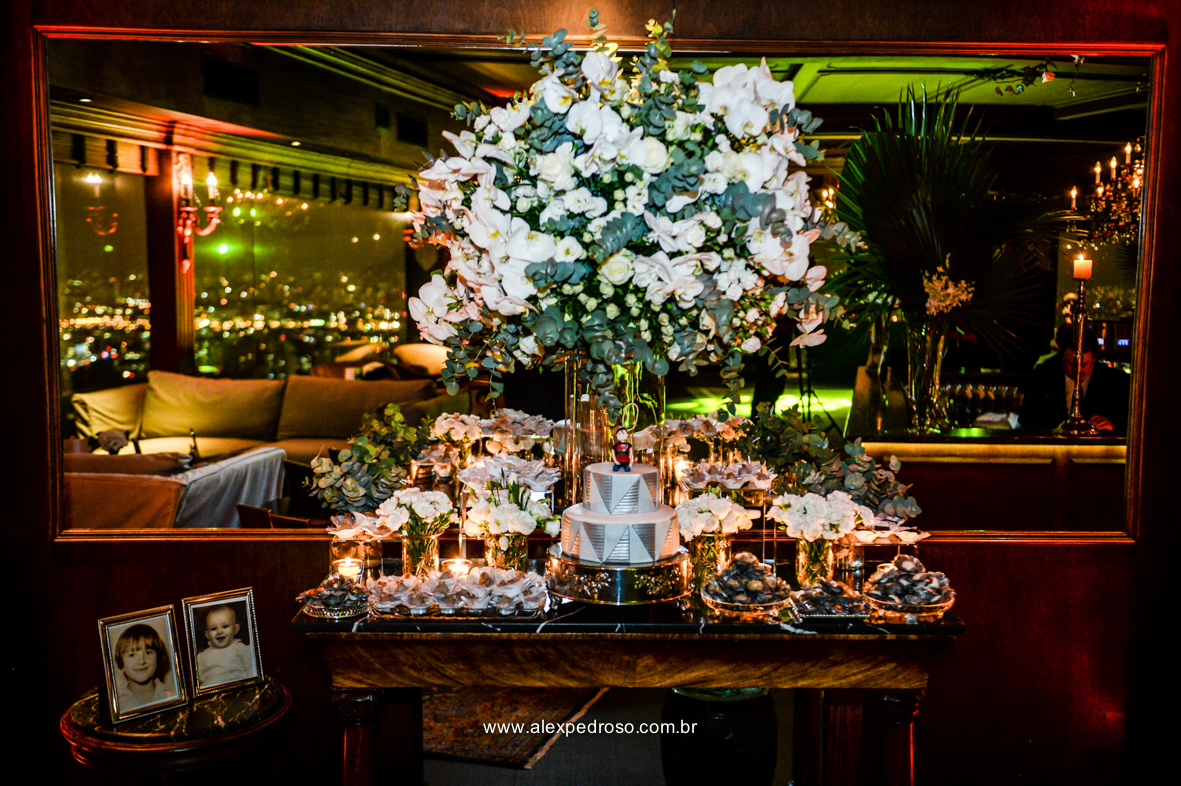foto da mesa de bolo com doces finas e decoração feita pela amabile decoração   do restaurante Terraço Italia com a visão a noite da cidade de sao paulo que fico no predio circulo Italiano no centro de sao Paulo onde se tem a vista de sao paulo 