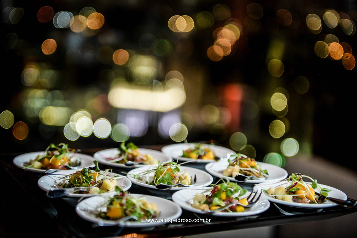 foto das entradas das comidas saladas  do restaurante Terraço Italia com a visão a noite da cidade de sao paulo que fico no predio circulo Italiano no centro de sao Paulo onde se tem a vista de sao paulo 