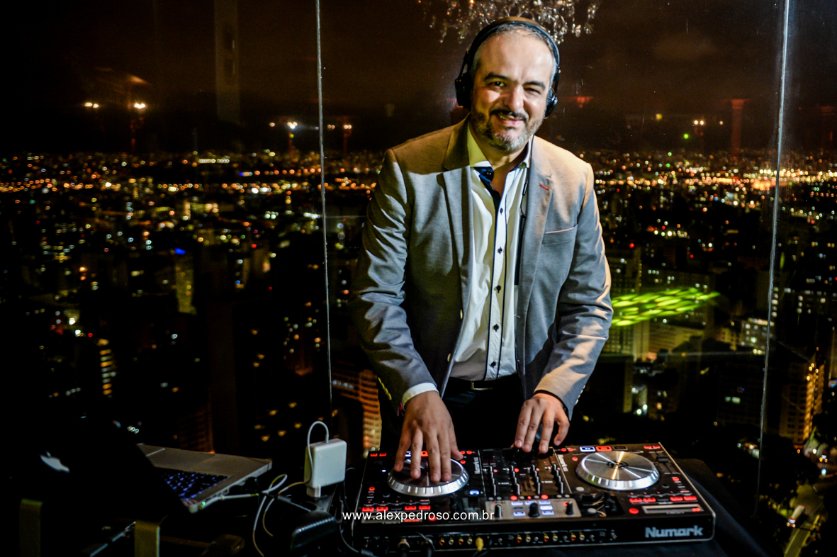 dj marcelo barres tocando no terraço italia com a vista de sao paulo de fundo 