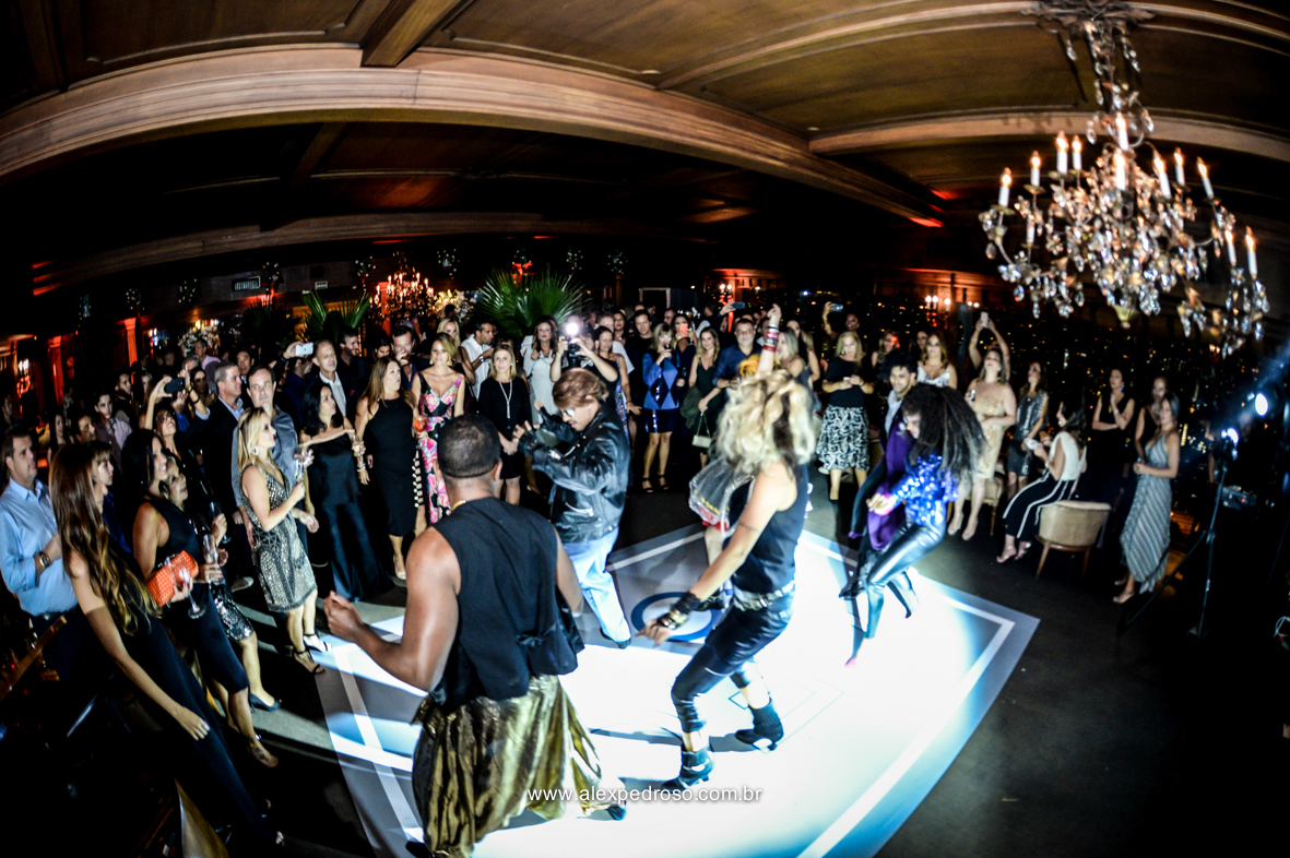 casal de flash mob  fantasiado de anos 60 dançando no restaurante terraco italia 