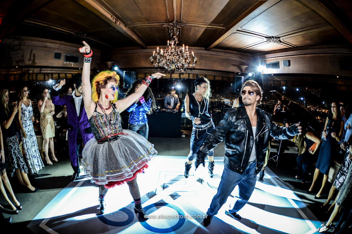 casal de flash mob  fantasiado de anos 60 dançando no restaurante terraco italia 