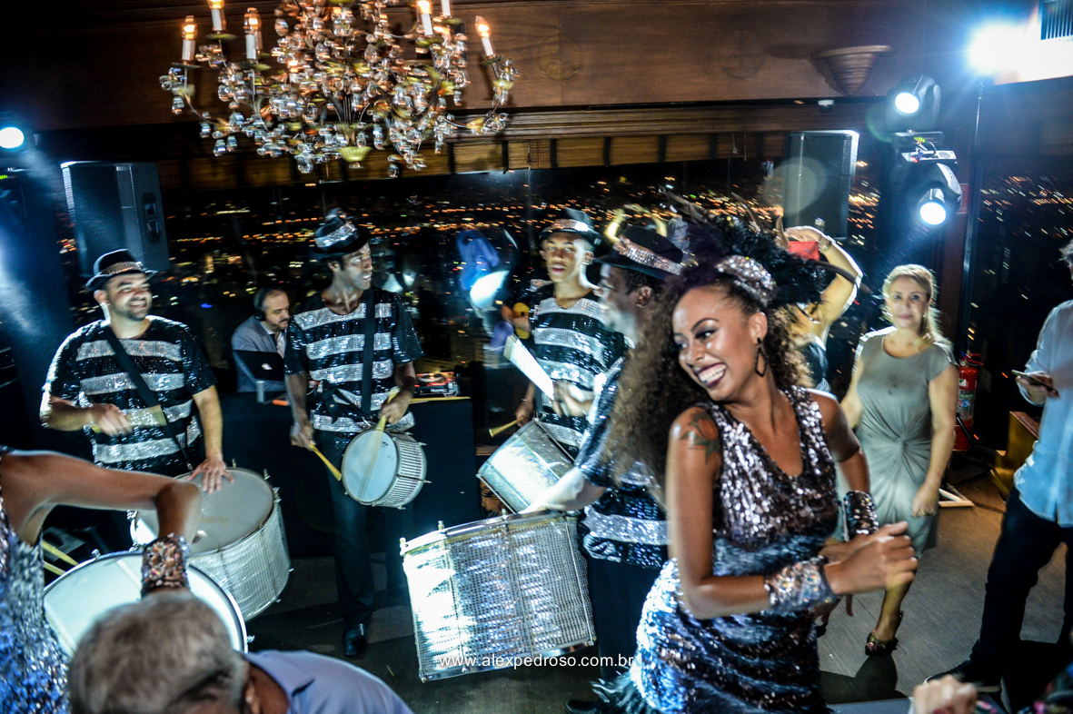 ivi mesquita junto com a escola de samba animando a pista do restaurante Terraço Italia 