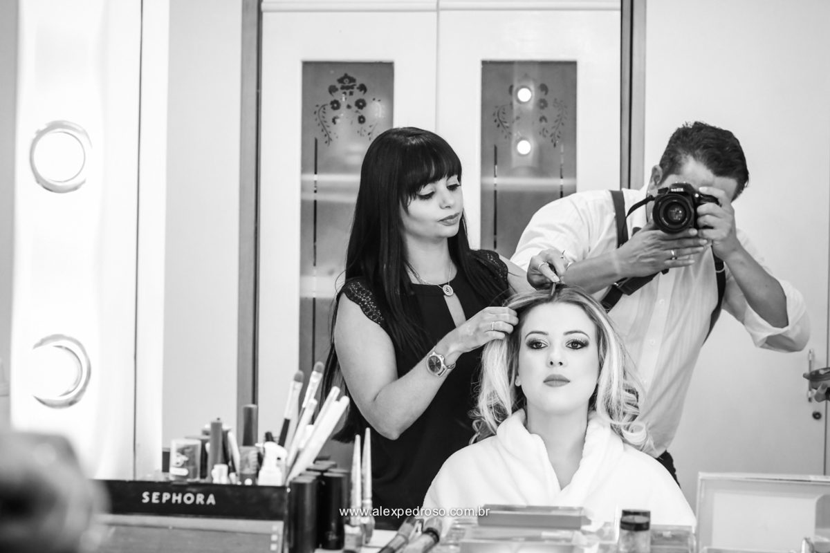 noiva finalizando cabelo no making of no salao de beleza foto feita em preto e branco 