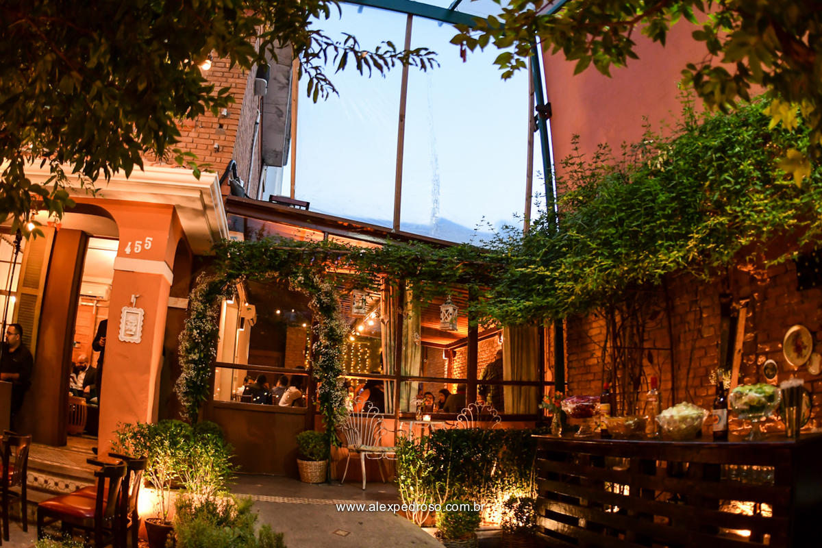 Espaco flores na varando pronto e decorado com velas flores restaurante rustico especializado em mine wedding 