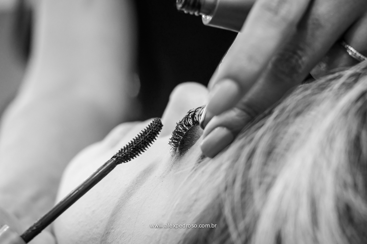 detalhe da maquiadora fazendo os olhos da noiva no salão 