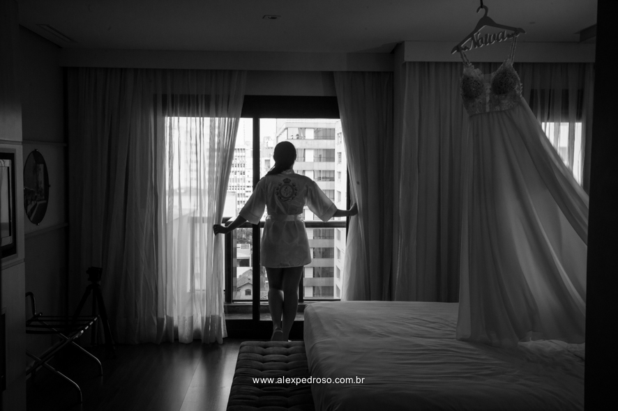 silueta noiva em preta e branco na janela do  hotel 