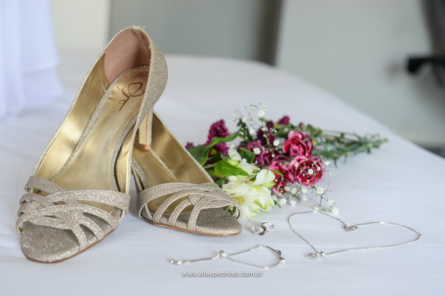 sapato da noiva com colar e brincos da noiva com arranjo de flores 