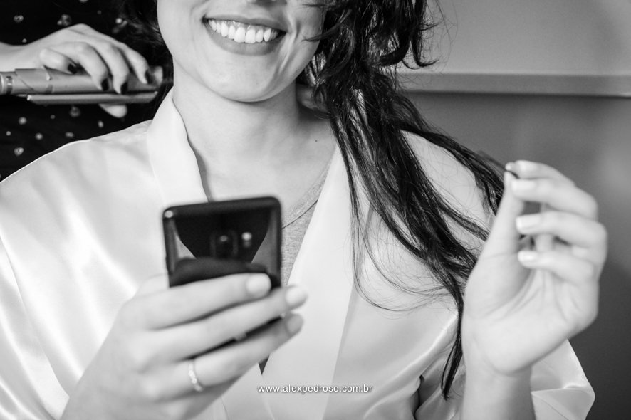 noiva ligando para o noivo na hora da maquiagem 