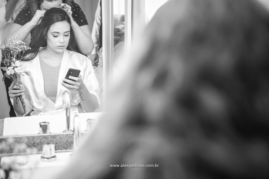 noiva lendo mensagem do noivo na hora do making of fazendo o cabelo 