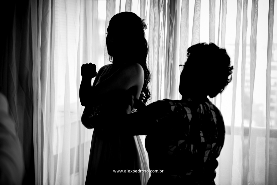 mae da noiva fechando o vestido da noiva pronta foto em preto e branco no hotel 