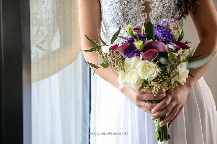 buque de noiva nas maos na noiva ao lado da janela 