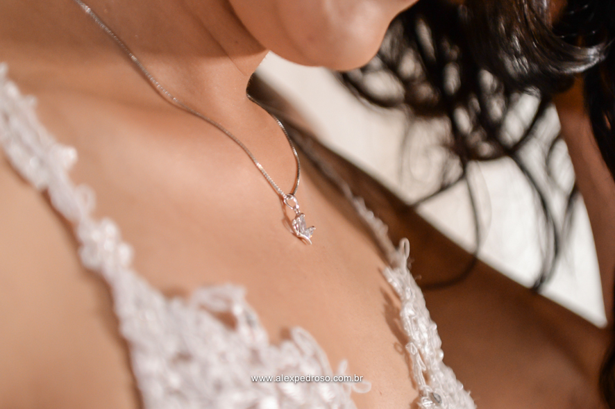 detalhes mostrando o colar ganhado pelo noivo 