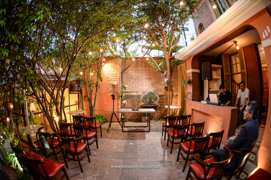 espaco flores na varanda decorado com flores suspensa e detalhes com chaves pendurada 