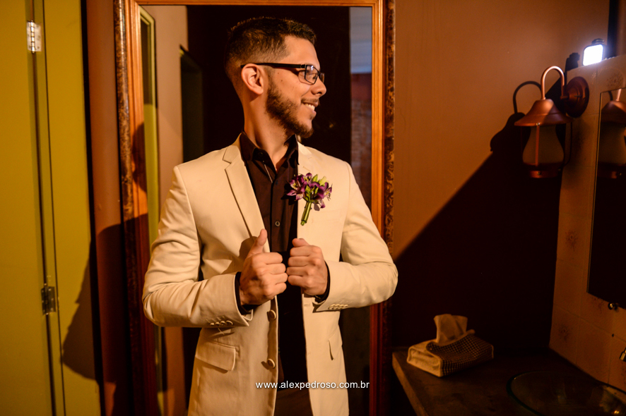 noivo de arumando momentos antes da cerimonia 