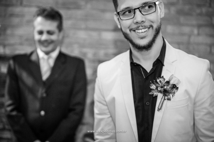 noivo com lapela de flores no altar esperando a noiva com mestre de cerimonia de fundo 