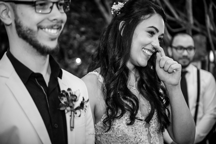 noiva chorando na hora da cerimonia no buffet flores na varanda foto em preto e branco 