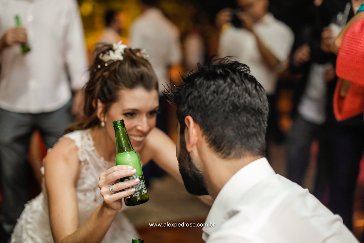 noiva com cerveja na mao olhando para o noivo na pista