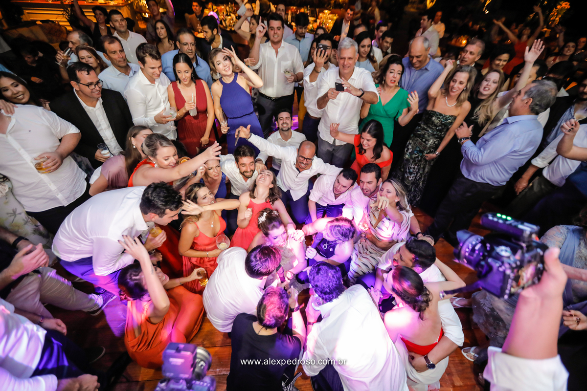 momento da sofrencia noivos e convidados juntos ajoelhados cantando musica sertaneja junto com abanda