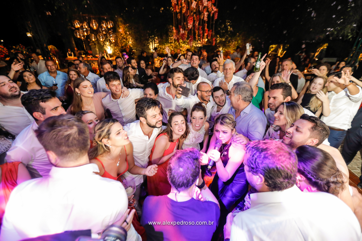 momento da sofrencia noivos e convidados juntos ajoelhados cantando musica sertaneja junto com abanda