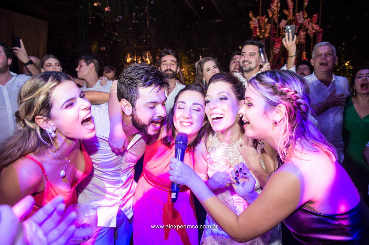 momento da sofrencia noivos e convidados juntos ajoelhados cantando musica sertaneja junto com abanda