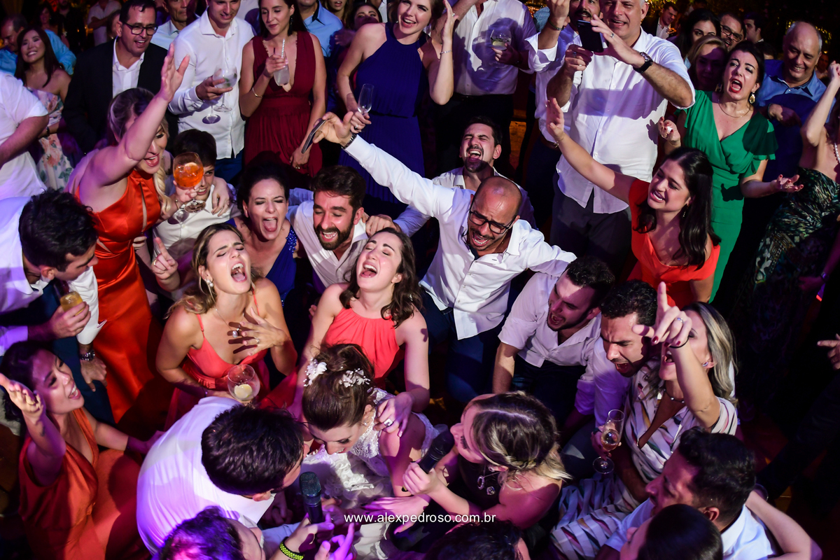 momento da sofrencia noivos e convidados juntos ajoelhados cantando musica sertaneja junto com abanda