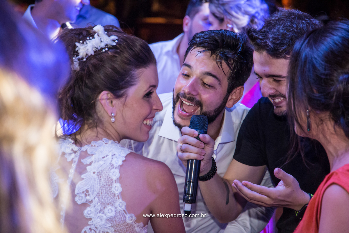 momento da sofrencia noivos e convidados juntos ajoelhados cantando musica sertaneja junto com abanda