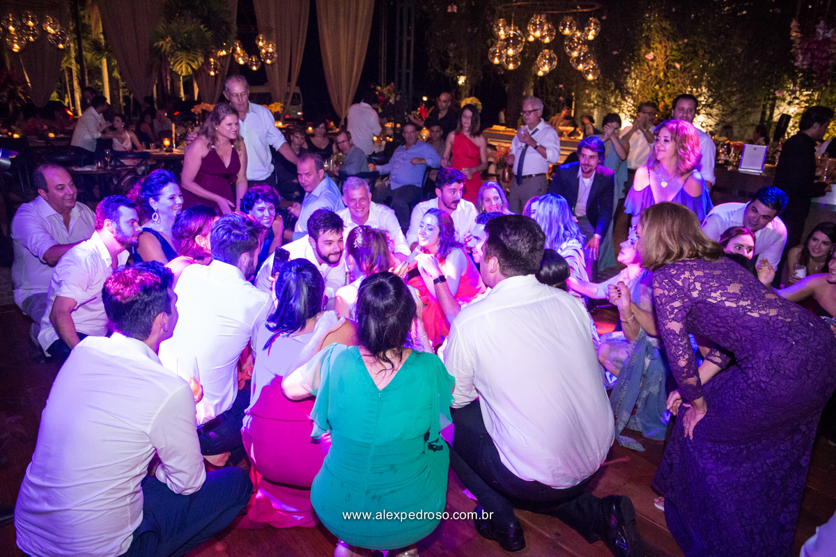 momento da sofrencia noivos e convidados juntos ajoelhados cantando musica sertaneja junto com abanda