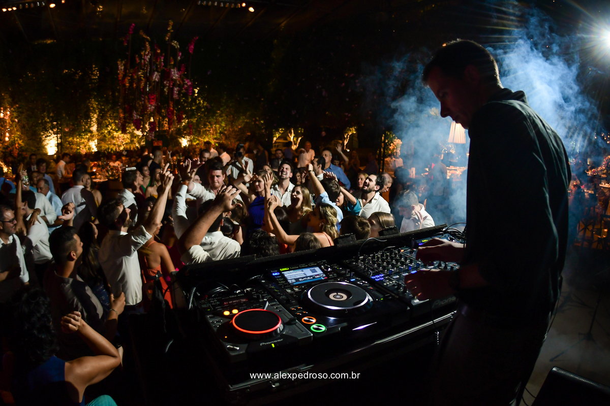 foto do DJ Suri ao centro e ao fundo toda iluminação da festa de casamento virou realmente uma balada muito animada