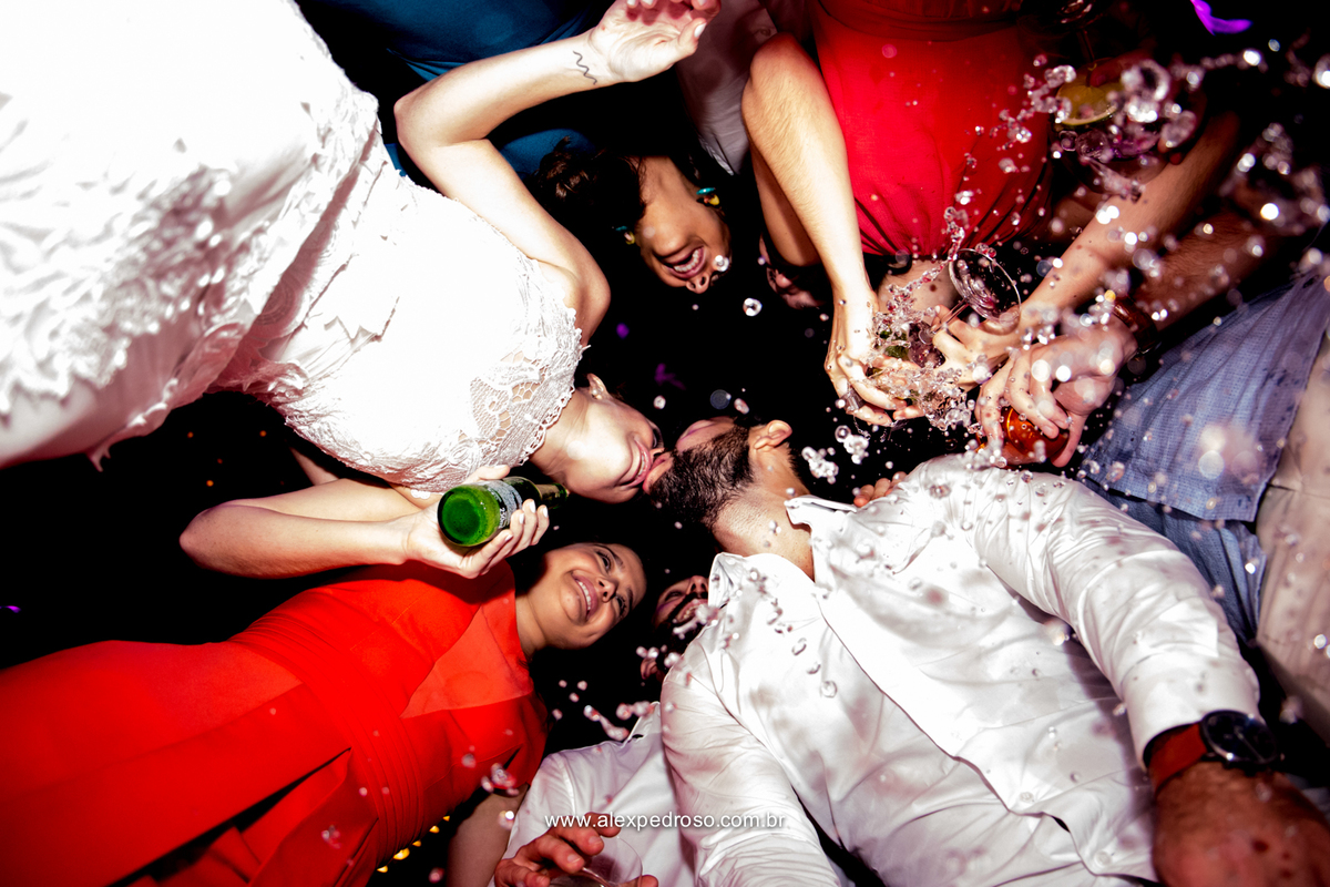 foto do DJ Suri ao centro e ao fundo toda iluminação da festa de casamento virou realmente uma balada muito animada