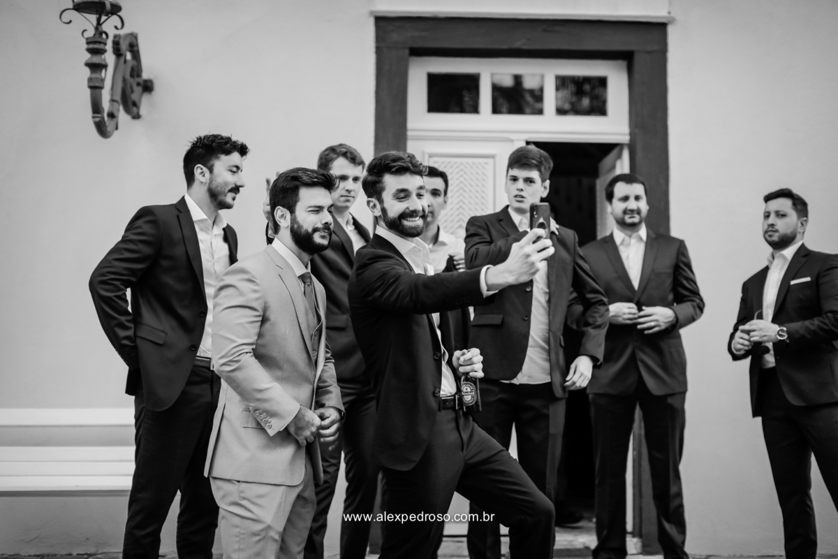 momento de descontração entre noivo e padrinhos foto feita em preto e branco